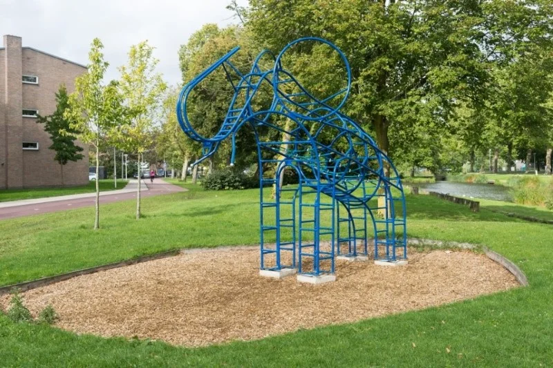 De blauwe olifant: een uniek monument voor kinderen om in te spelen